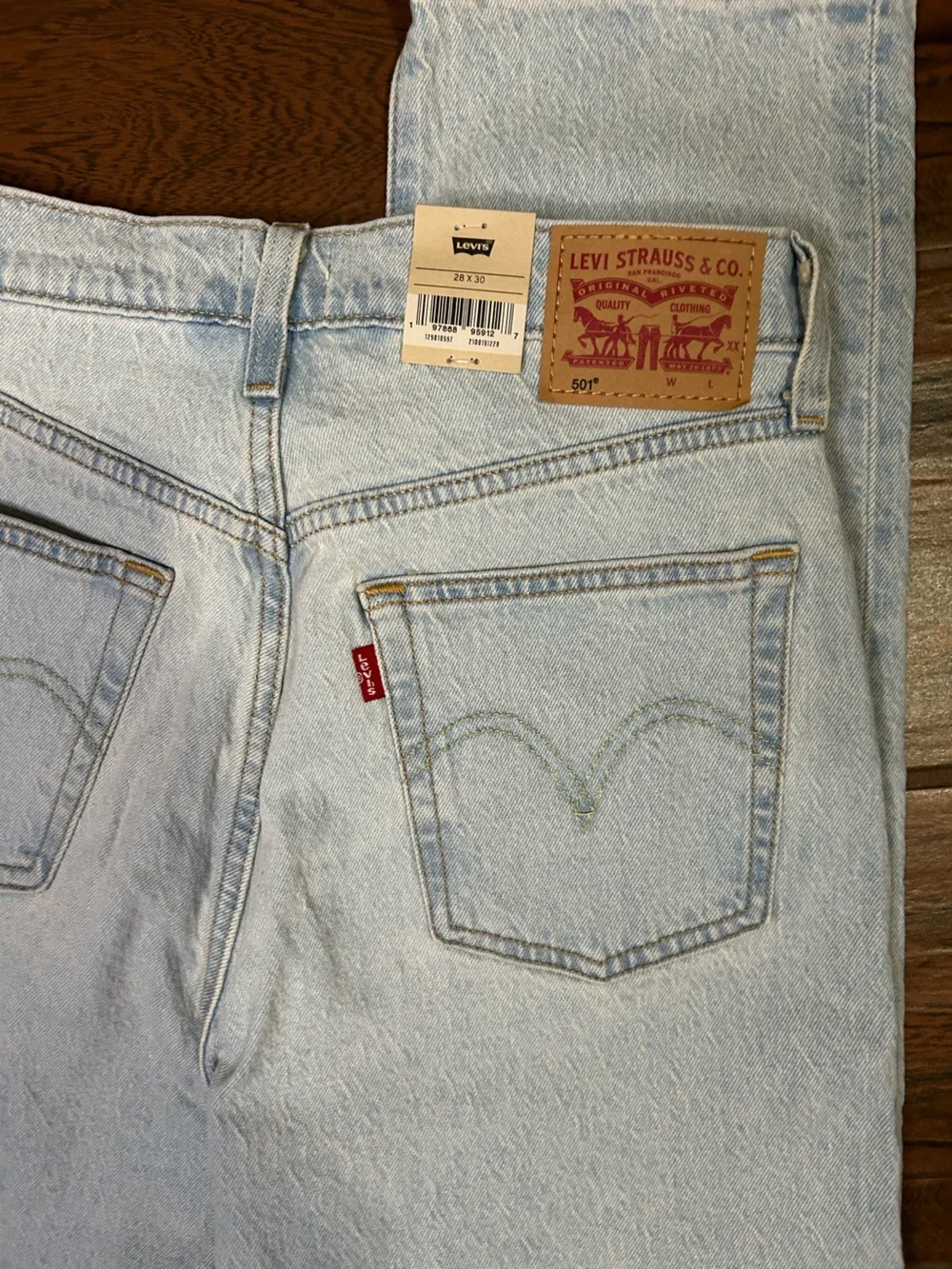 Levi’s 501 Original Straight Leg Jeans Women’s Light Wash Distressed Denim NWT - Picture 6 of 7